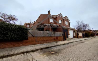 Außenansicht von Haus oder Chalet zum verkauf in Robledo de Chavela mit Heizung und Privatgarten