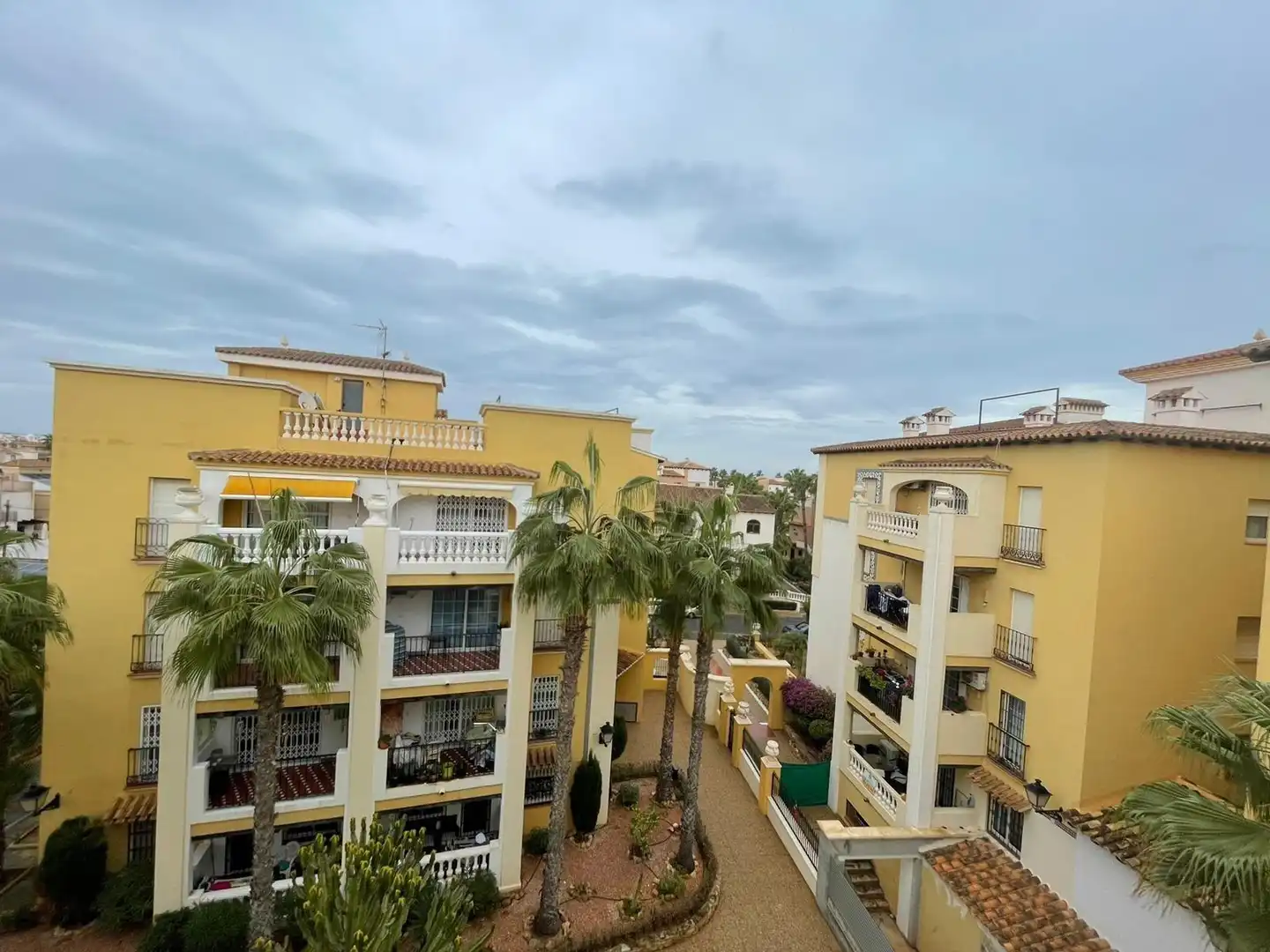 Vista exterior de Ático en venta en Torrevieja con Aire acondicionado, Jardín privado y Terraza