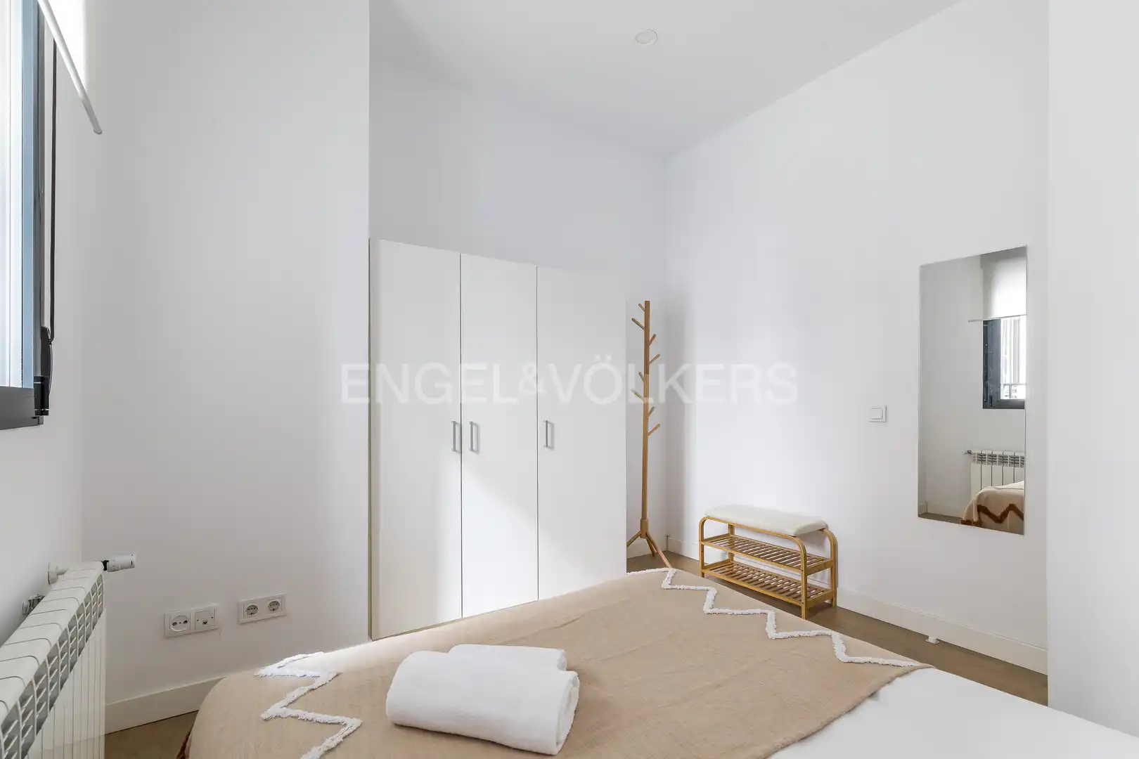 Dormitori de Apartament de lloguer en Madrid amb Aire condicionat, Calefacció i Moblat