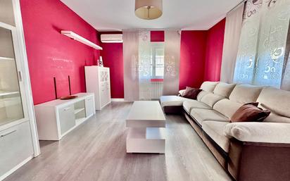 Living room of Single-family semi-detached for sale in Valdepeñas  with Air Conditioner, Heating and Private garden
