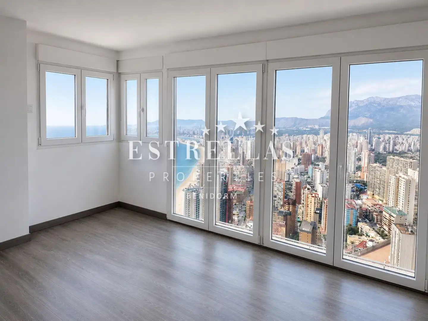 Schlafzimmer von Dachboden zum Verkauf in Benidorm mit Klimaanlage, Heizung und Privatgarten