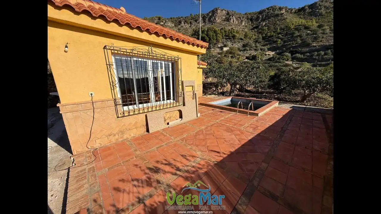 Vista exterior de Finca rústica en venda en Otívar amb Jardí privat, Terrassa i Piscina