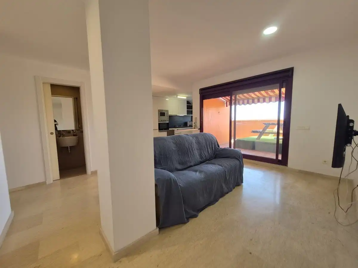 Wohnzimmer von Dachboden zum Verkauf in Manilva mit Klimaanlage, Heizung und Terrasse
