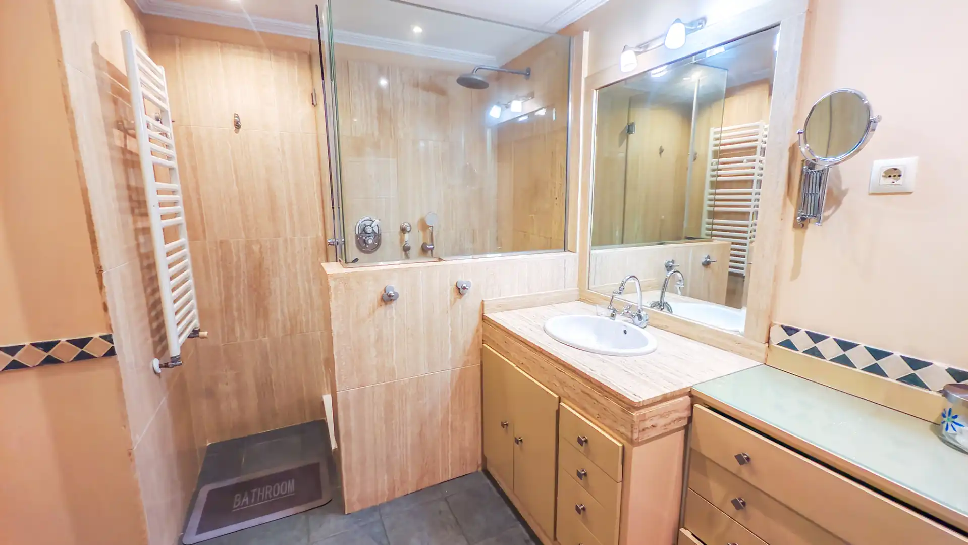 Baño de Piso en venta en Madrid con Aire acondicionado, Calefacción y Jardín privado