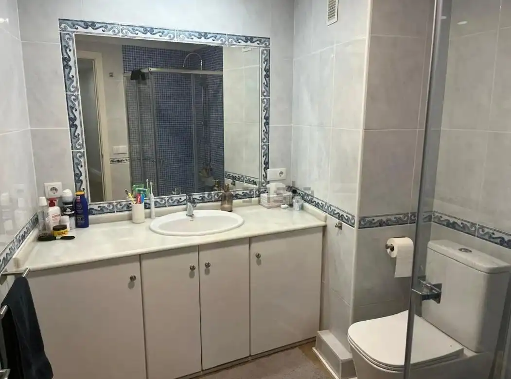 Baño de Piso de alquiler en Alicante / Alacant con Aire acondicionado, Calefacción y Amueblado