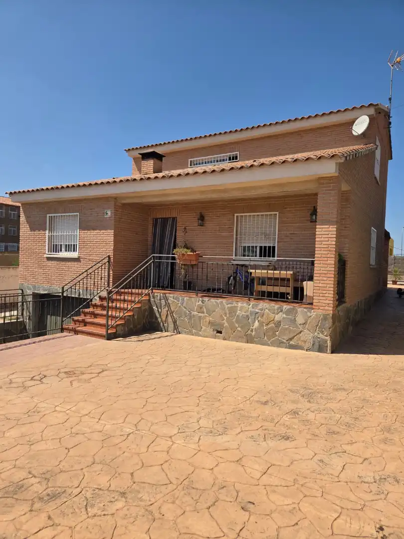 Chalet con piscina en venta en Calle de Santander 127, imagen 2