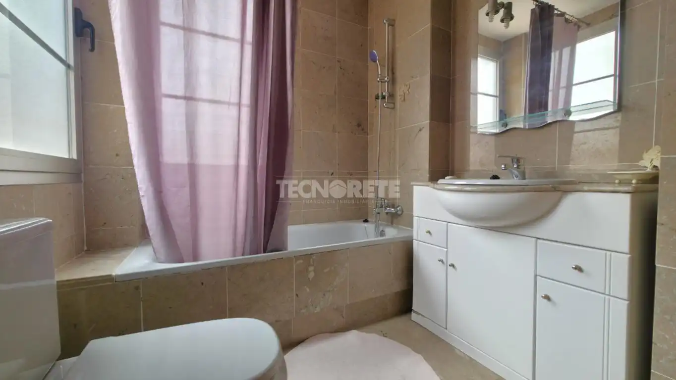 Baño de Casa adosada en venta en Guadalajara con Jardín privado, Parquet y Terraza