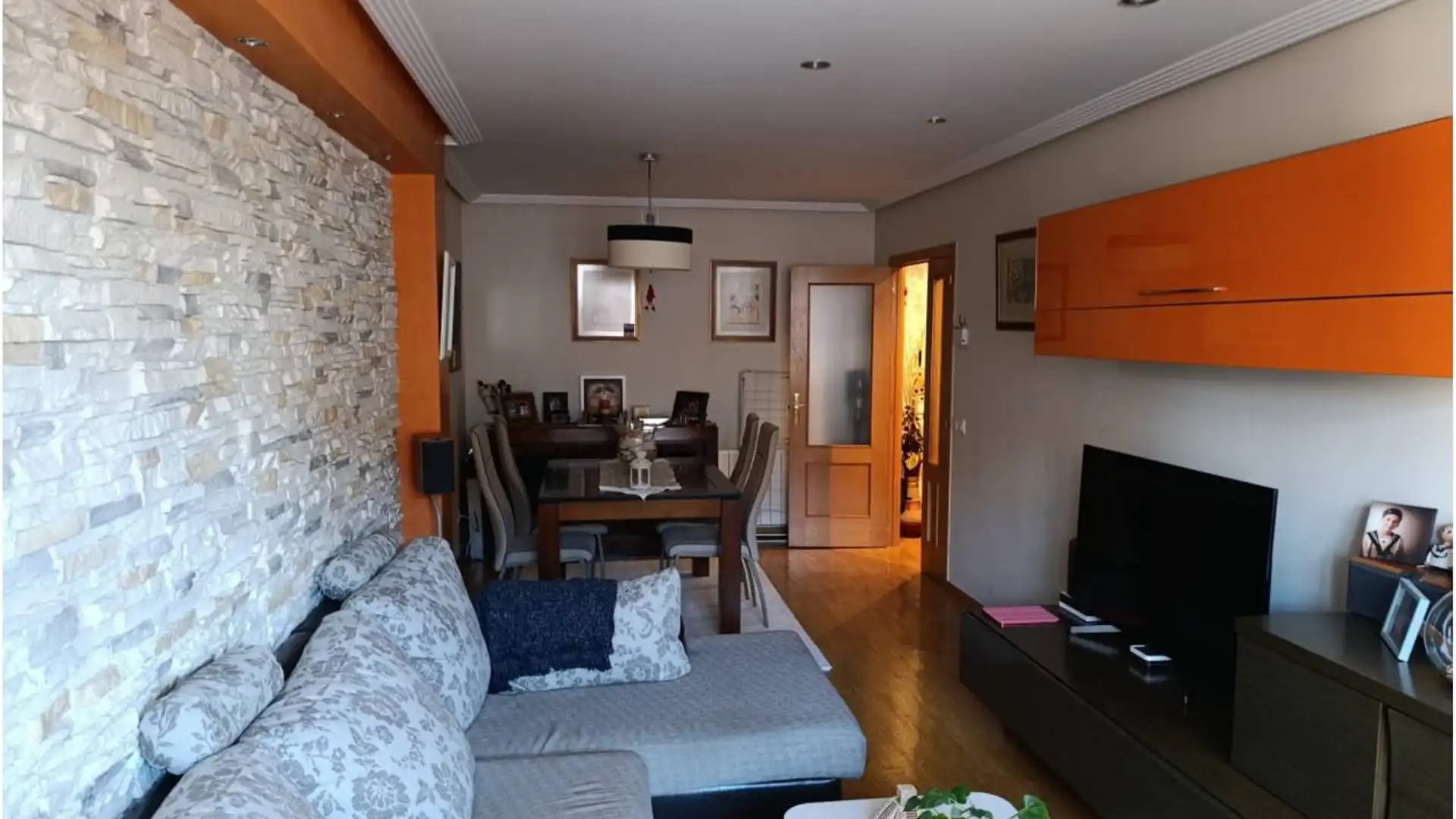 Sala d'estar de Pis en venda en León Capital  amb Calefacció, Parquet i Terrassa