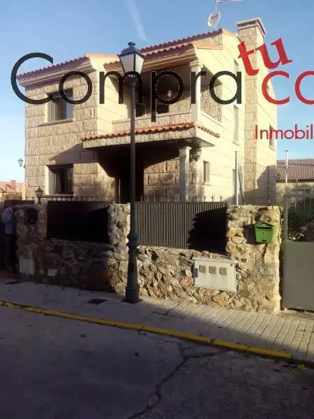 Vista exterior de Casa o xalet en venda en Palazuelos de Eresma amb Calefacció, Jardí privat i Parquet