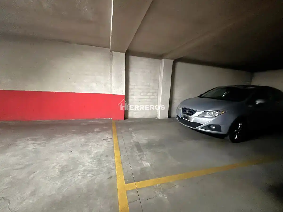 Parking de Piso en venta en  Logroño con Calefacción, Terraza y Trastero