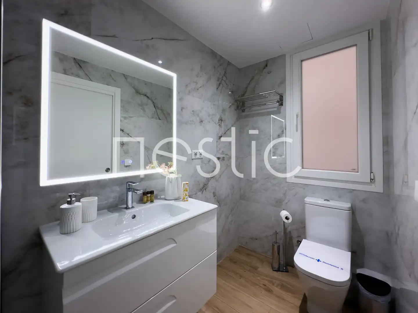 Bany de Apartament de lloguer en Madrid amb Aire condicionat, Calefacció i Moblat