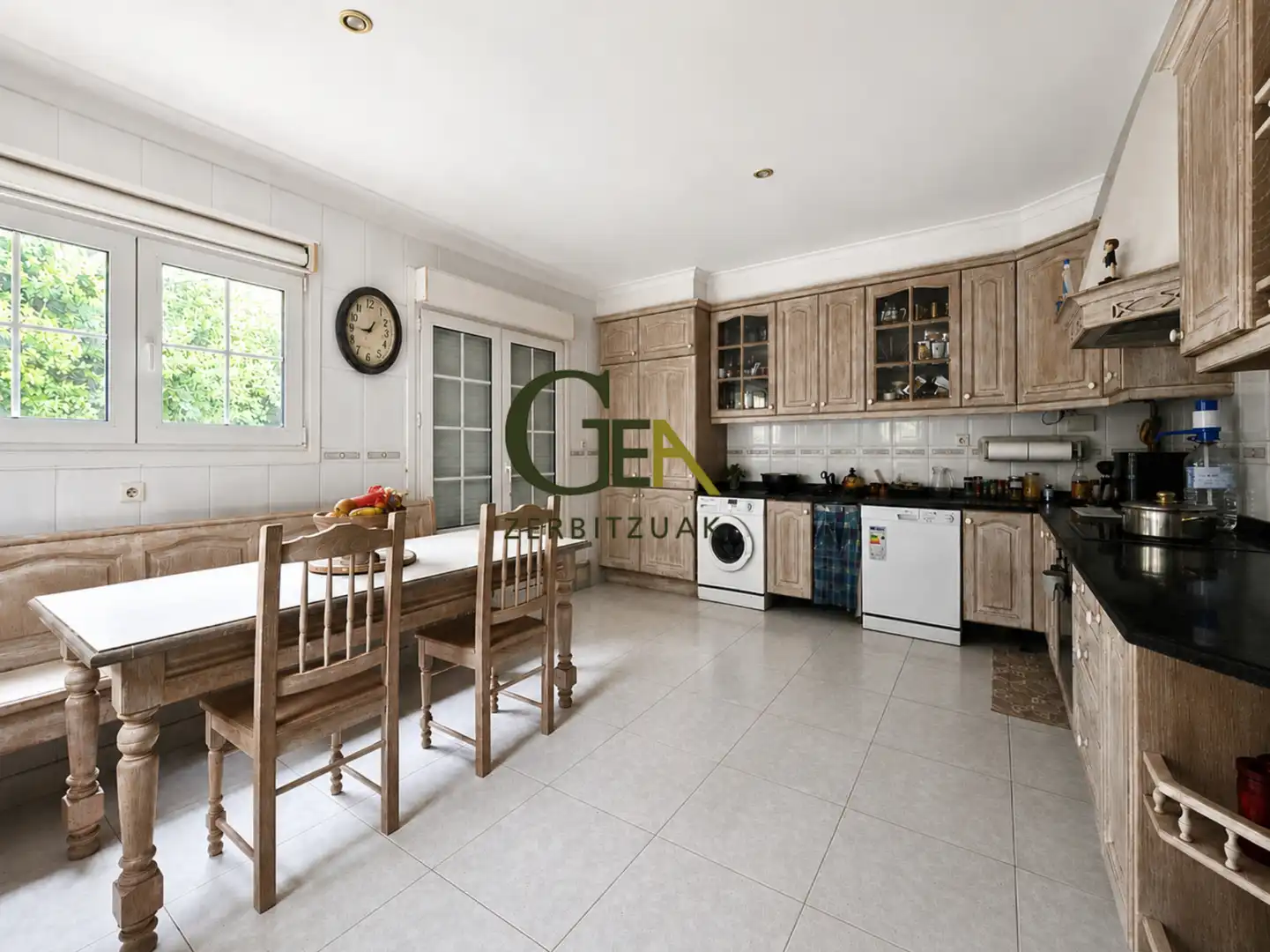 Küche von Einfamilien-Reihenhaus zum Verkauf in Alkiza mit Heizung, Privatgarten und Terrasse