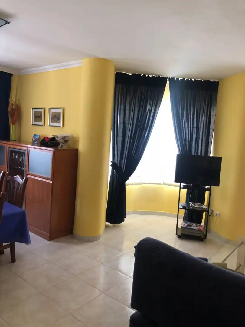 Sala d'estar de Pis de lloguer en Cambrils amb Aire condicionat, Terrassa i Moblat