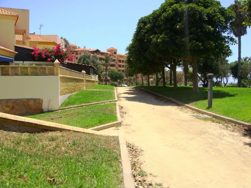 Vista exterior de Estudi en venda en El Ejido amb Terrassa, Moblat i Piscina comunitària
