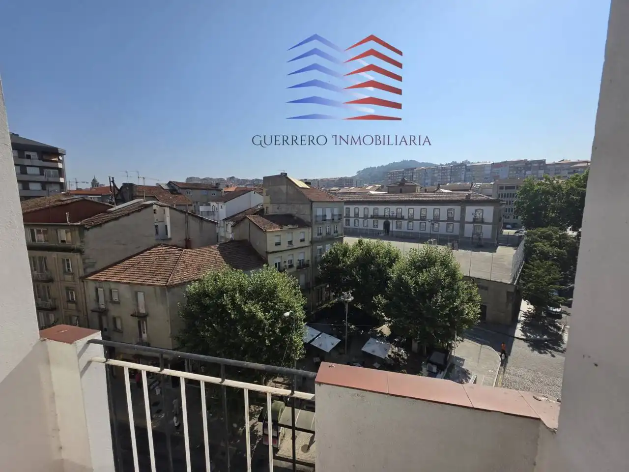 Außenansicht von Wohnung zur Miete in Ourense Capital  mit Heizung, Terrasse und Abstellraum
