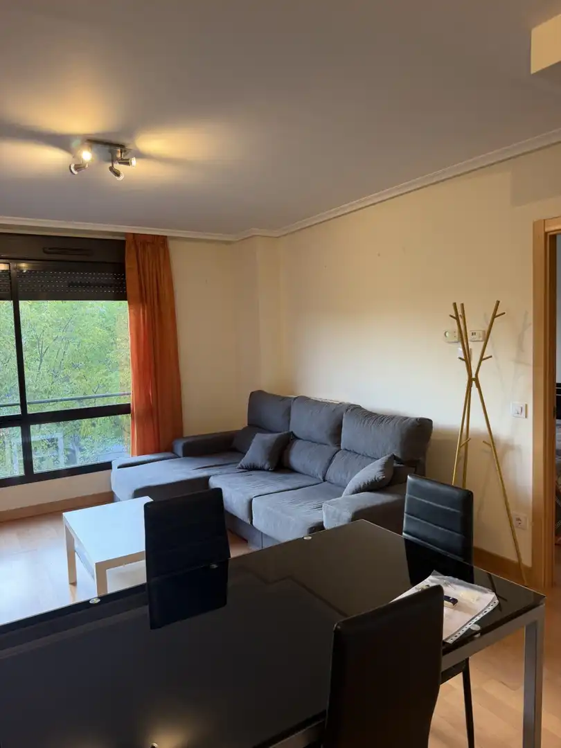 Sala d'estar de Pis de lloguer en  Logroño amb Calefacció, Jardí privat i Traster