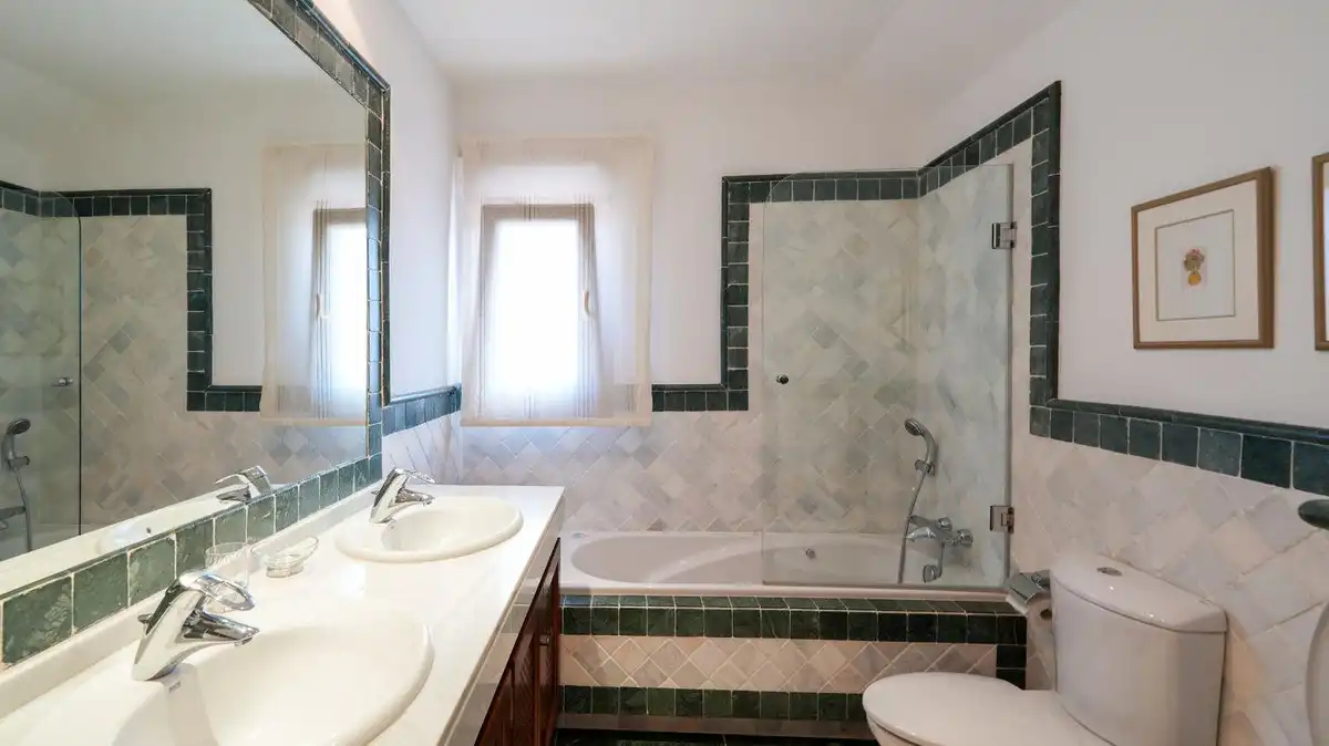 Baño de Ático en venta en Marbella con Terraza, Trastero y Amueblado