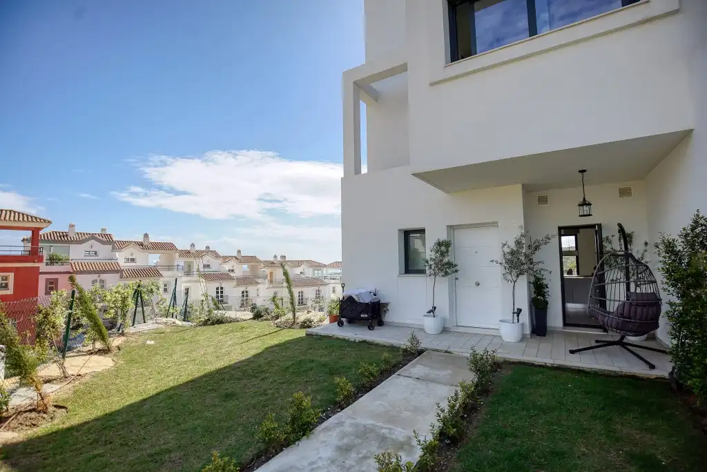 Jardí de Dúplex en venda en Manilva amb Jardí privat, Moblat i Piscina comunitària