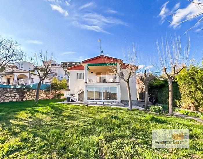 Vista exterior de Casa o xalet en venda en Orusco de Tajuña amb Aire condicionat, Calefacció i Jardí privat