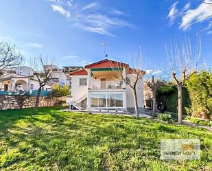 Vista exterior de Casa o xalet en venda en Orusco de Tajuña amb Aire condicionat, Calefacció i Jardí privat