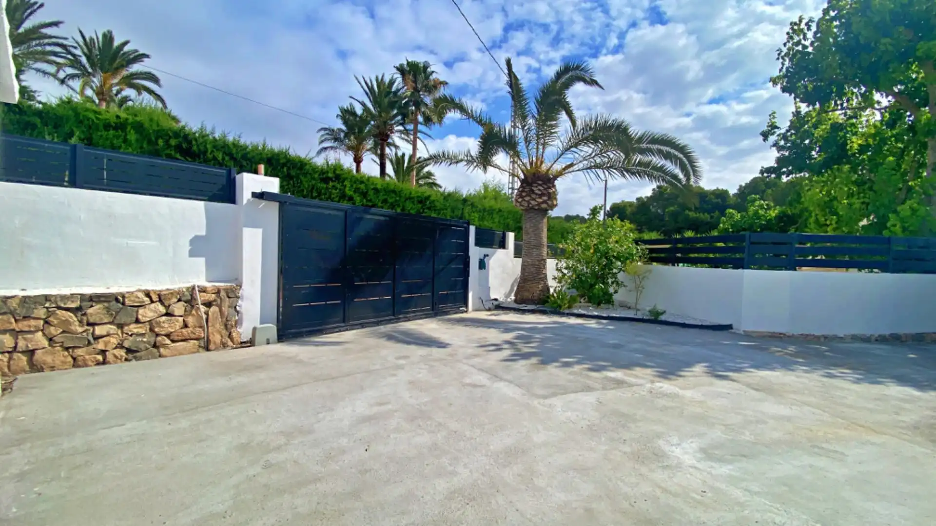 Vista exterior de Casa o xalet en venda en Calpe / Calp amb Aire condicionat, Jardí privat i Terrassa