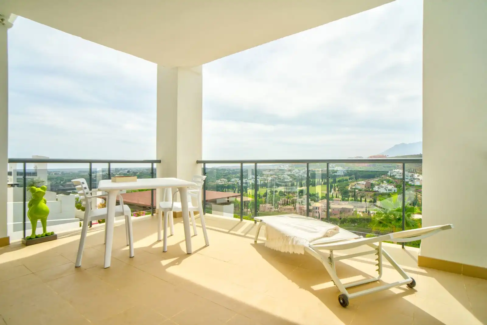 Terrasse von Wohnung zum Verkauf in Benahavís mit Terrasse, Abstellraum und Möbliert