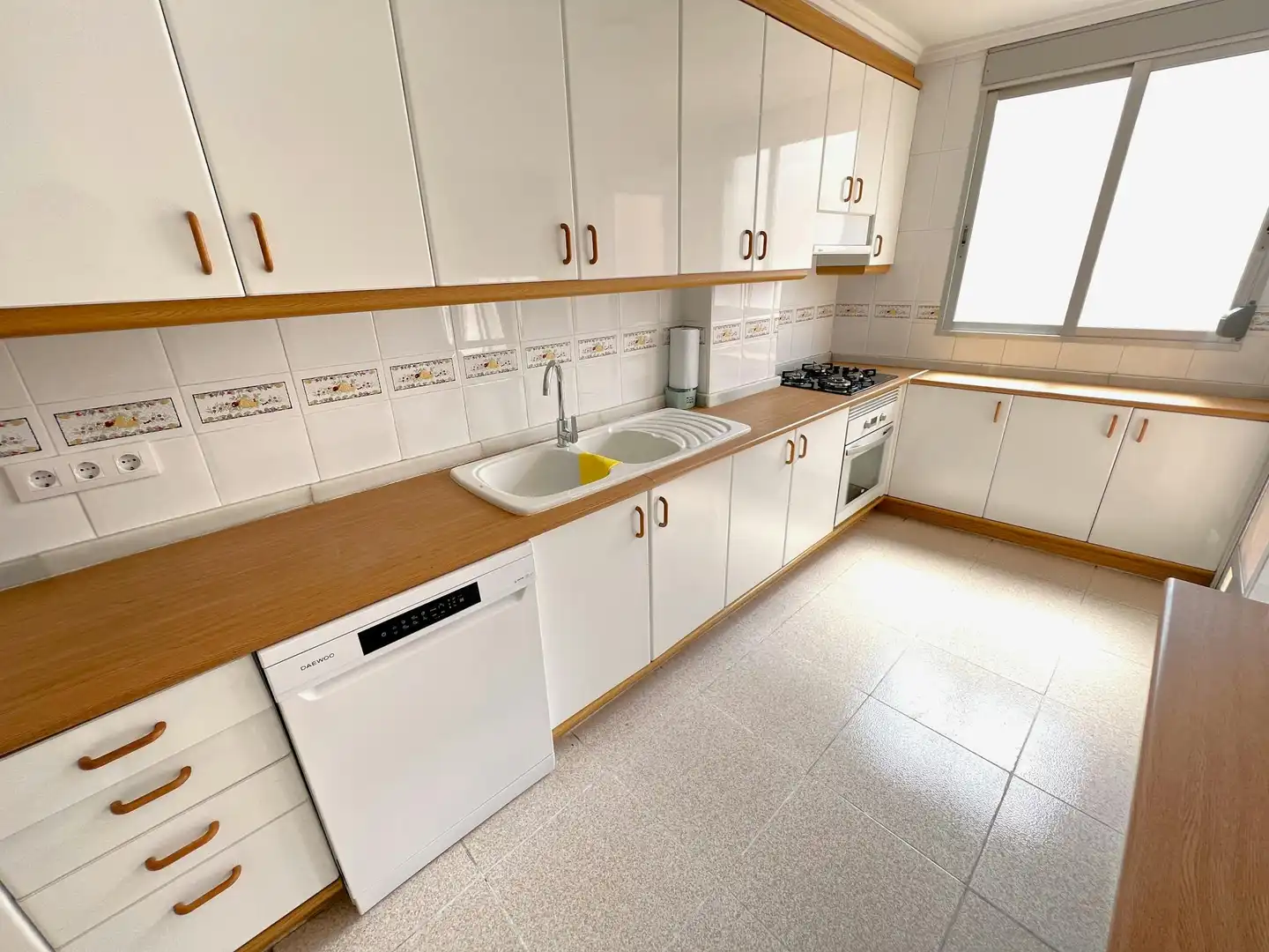 Kitchen of Flat for share in Valencia  with Air Conditioner, Furnished and Washing machine
