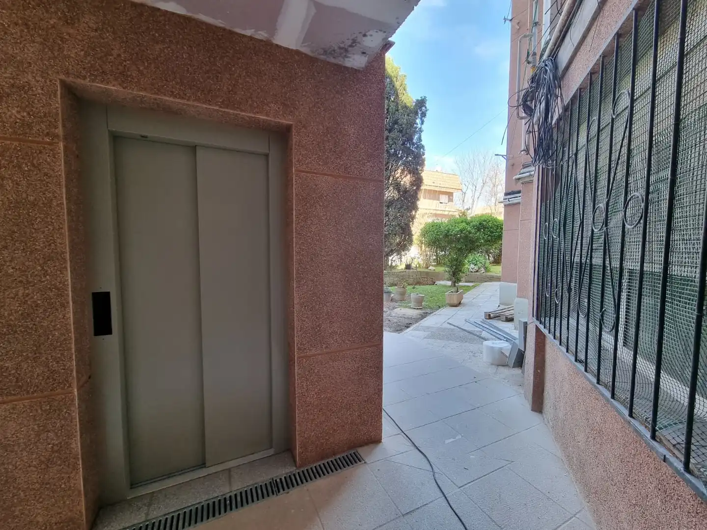 Vista exterior de Pis en venda en Madrid amb Calefacció
