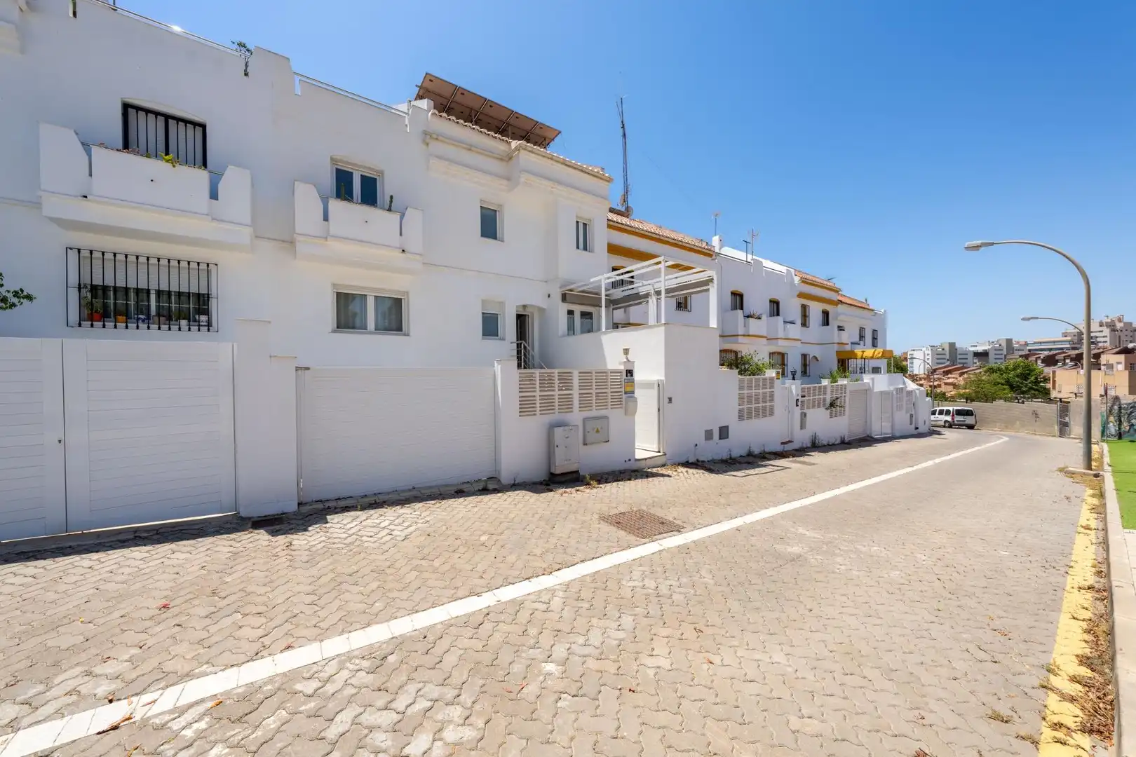 Vista exterior de Casa adosada en venta en Almería con Aire acondicionado, Terraza y Trastero