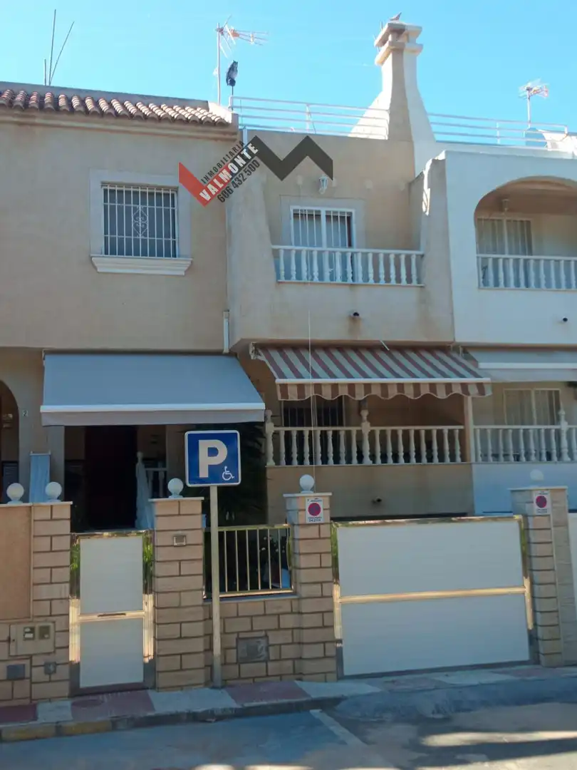 Aparcament de Casa o xalet en venda en Roquetas de Mar amb Aire condicionat, Calefacció i Terrassa