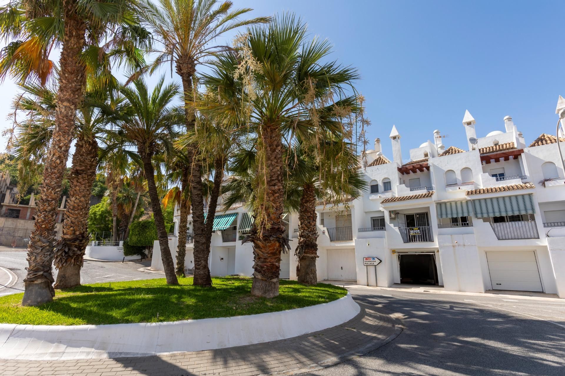 Vista exterior de Casa adosada en venda en Almuñécar amb Aire condicionat, Jardí privat i Terrassa