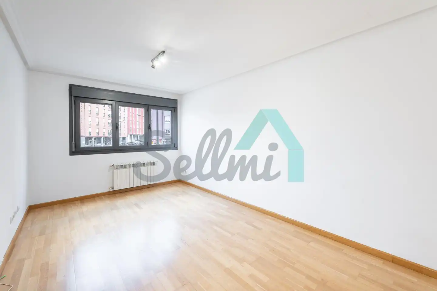 Dormitori de Pis de lloguer en Avilés amb Calefacció