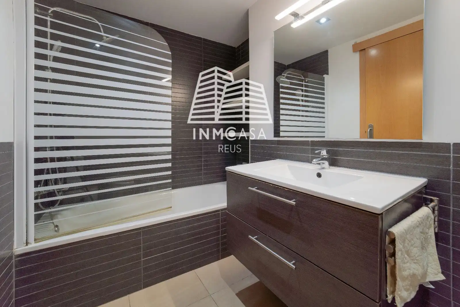 Bathroom of Flat for sale in Els Pallaresos  with Air Conditioner and Heating