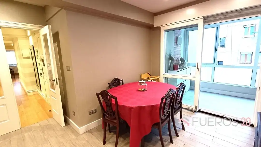 Comedor de Piso en venta en Barakaldo  con Calefacción, Terraza y Balcón