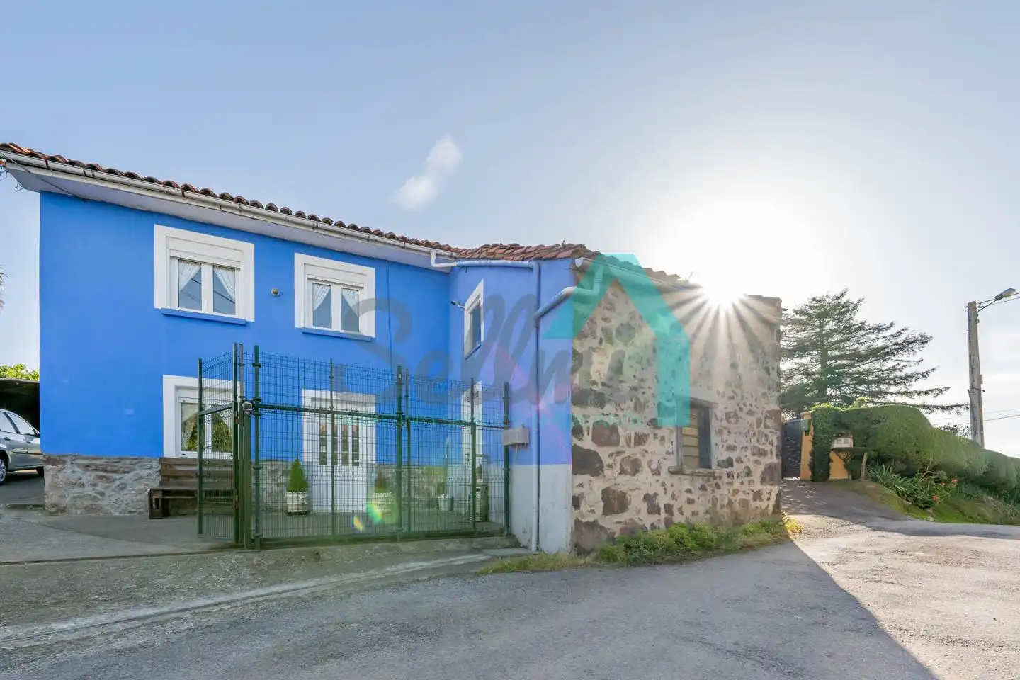 Vista exterior de Casa o xalet en venda en Castrillón amb Calefacció, Jardí privat i Parquet