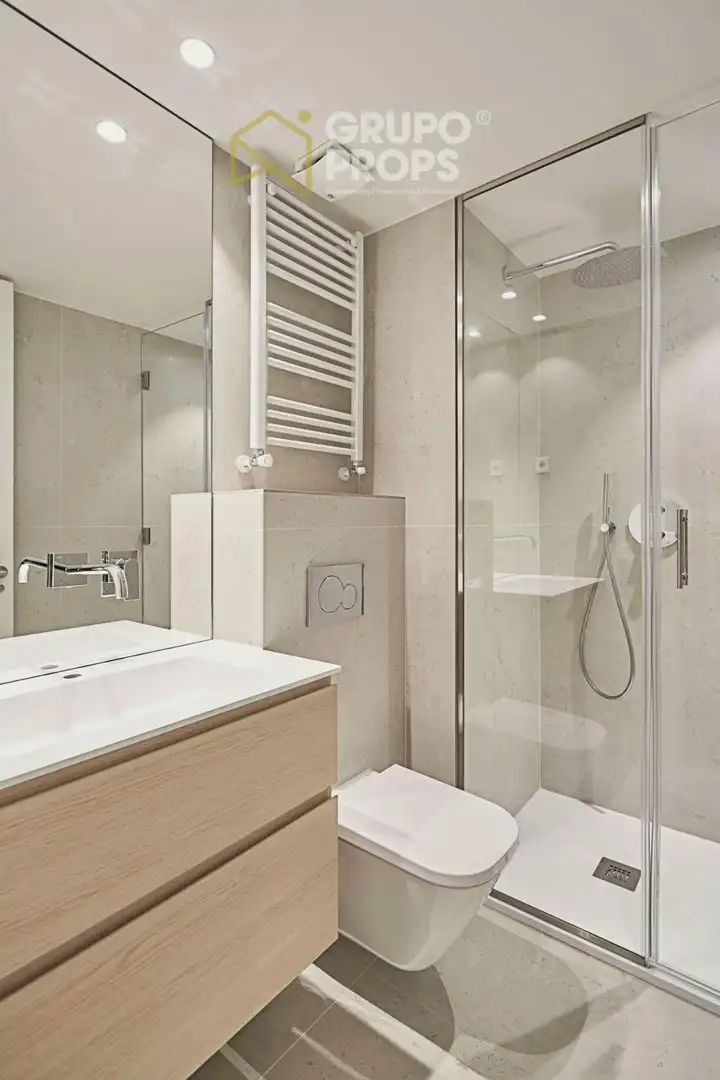 Bany de Apartament en venda en Madrid amb Aire condicionat, Calefacció i Moblat