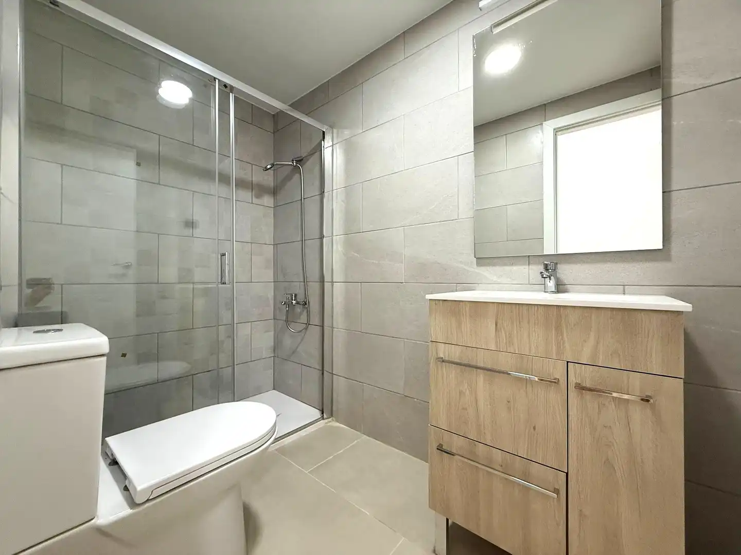 Badezimmer von Wohnung zum Verkauf in Antigua mit Privatgarten, Terrasse und Alarm