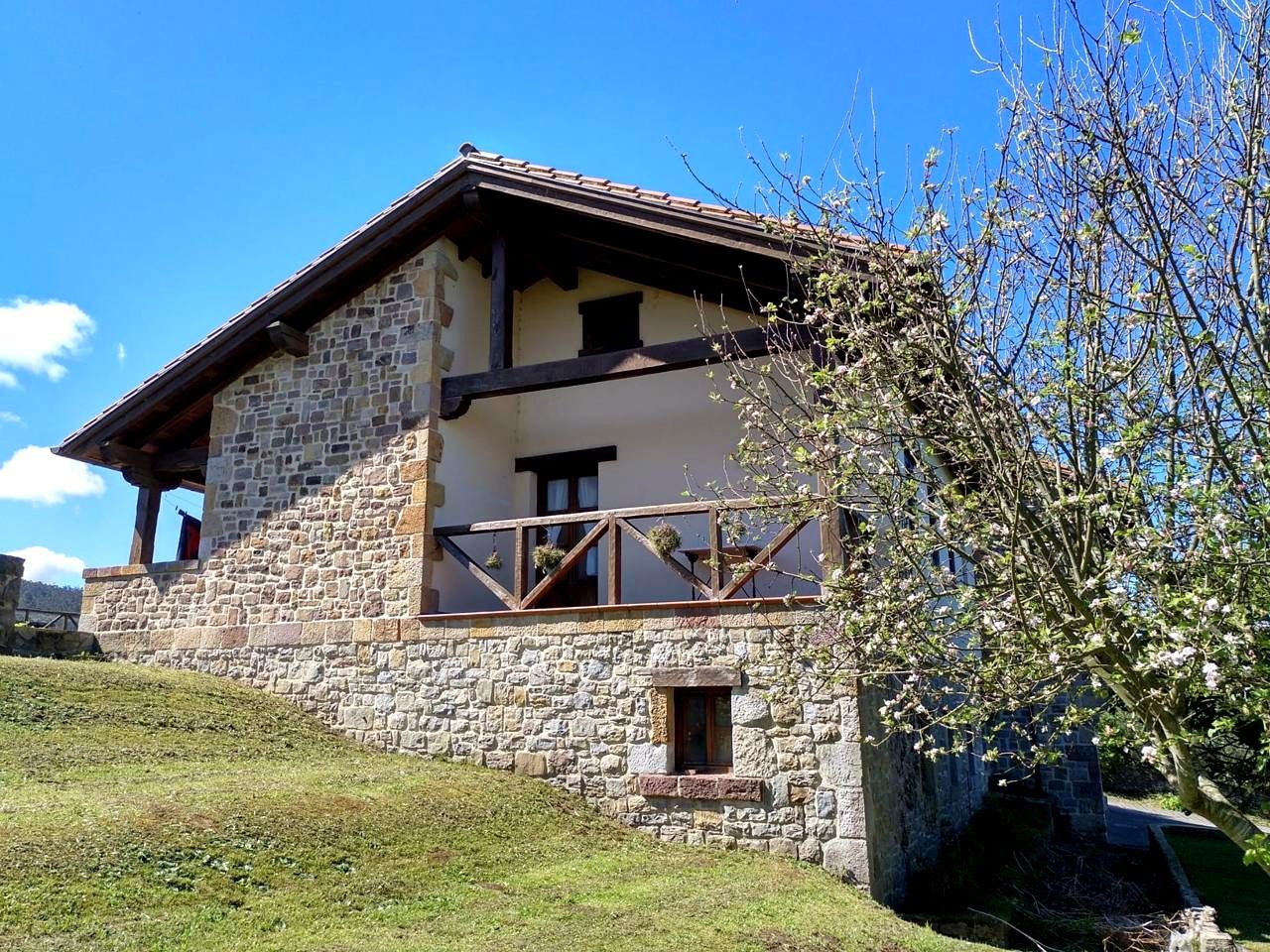 Vista exterior de Casa o xalet en venda en Alfoz de Lloredo amb Calefacció, Jardí privat i Terrassa