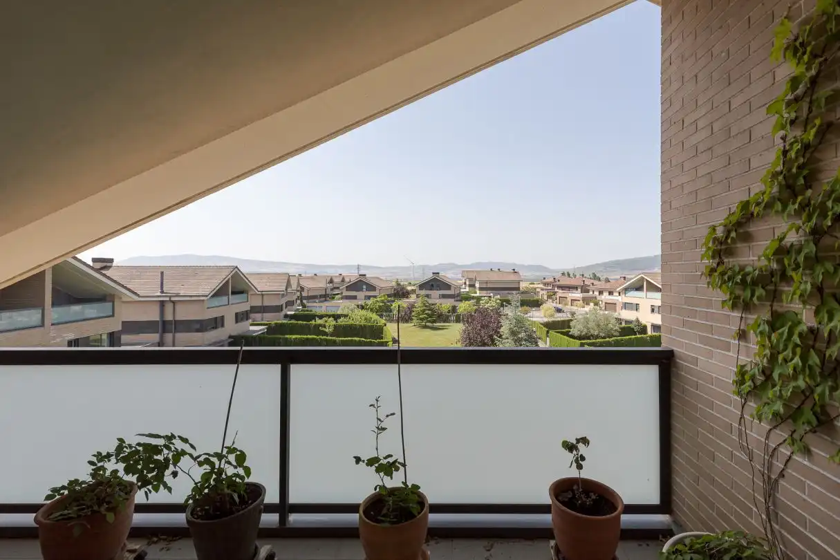 Terrasse von Einfamilien-Reihenhaus zum Verkauf in Iza / Itza mit Heizung, Privatgarten und Terrasse