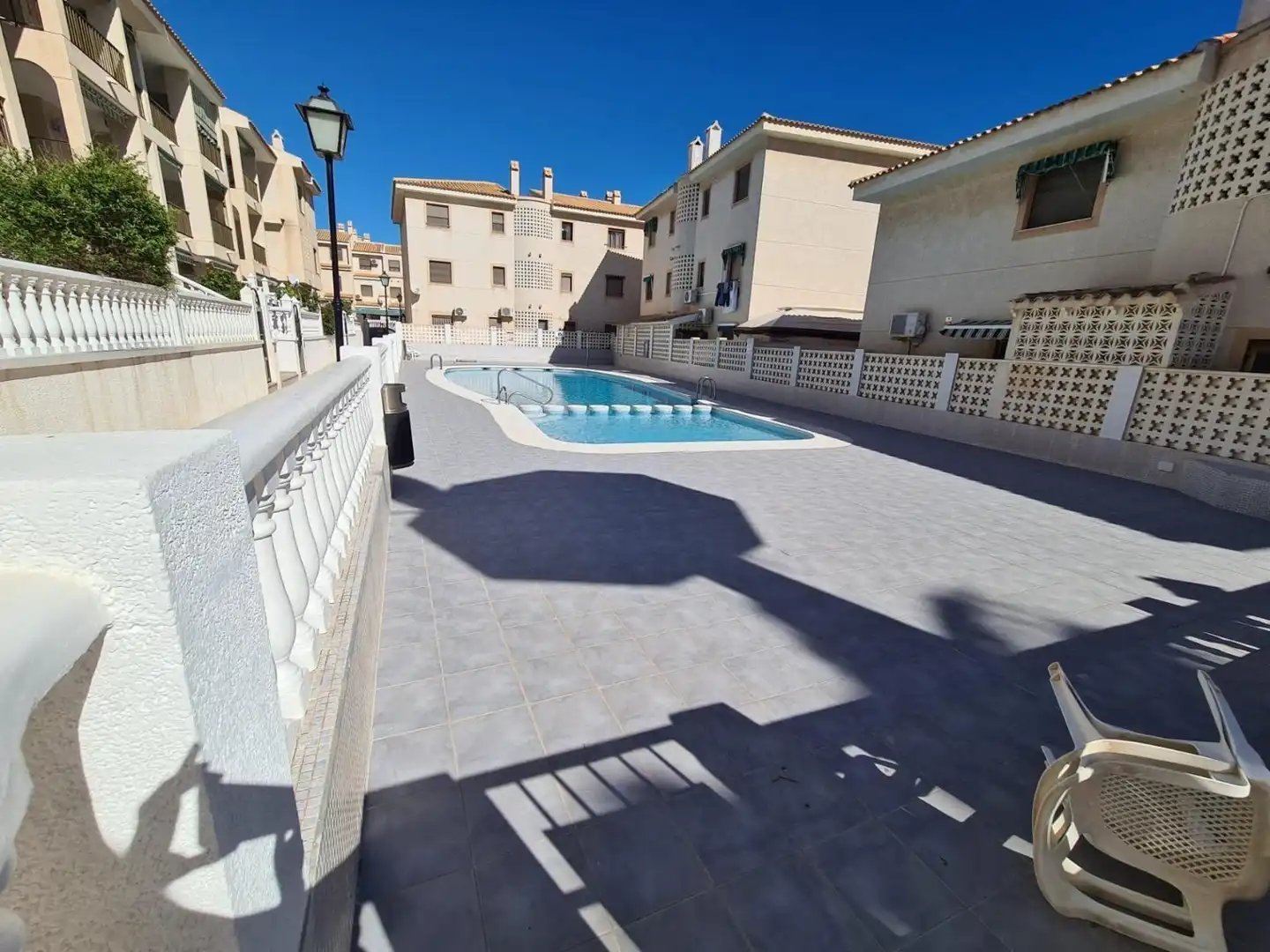 Piscina de Apartament de lloguer en Guardamar del Segura amb Aire condicionat, Terrassa i Moblat