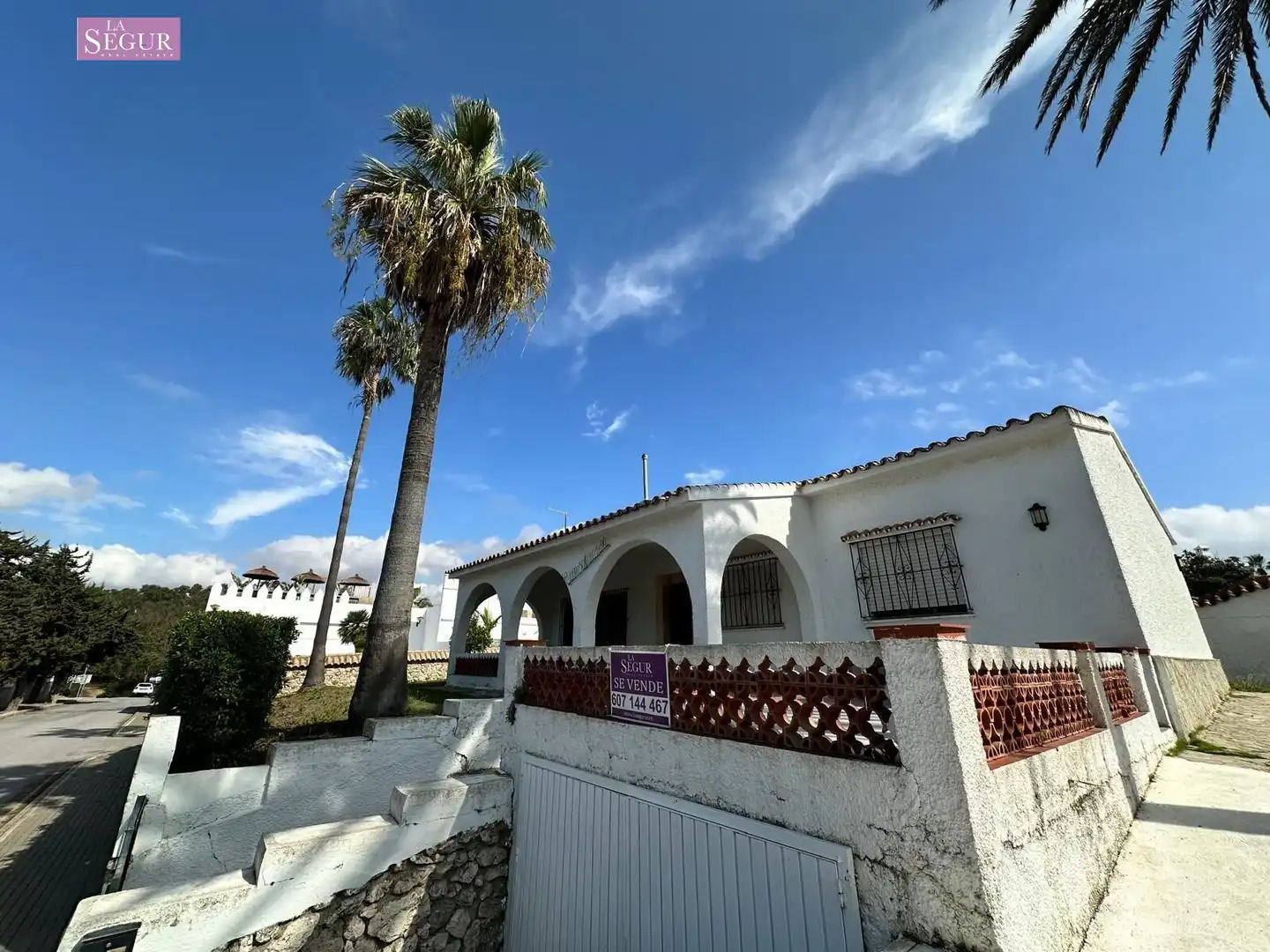 Vista exterior de Casa o xalet en venda en Conil de la Frontera amb Jardí privat, Terrassa i Traster