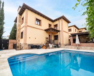 Vista exterior de Casa o xalet en venda en Villanueva de Perales amb Aire condicionat, Terrassa i Piscina