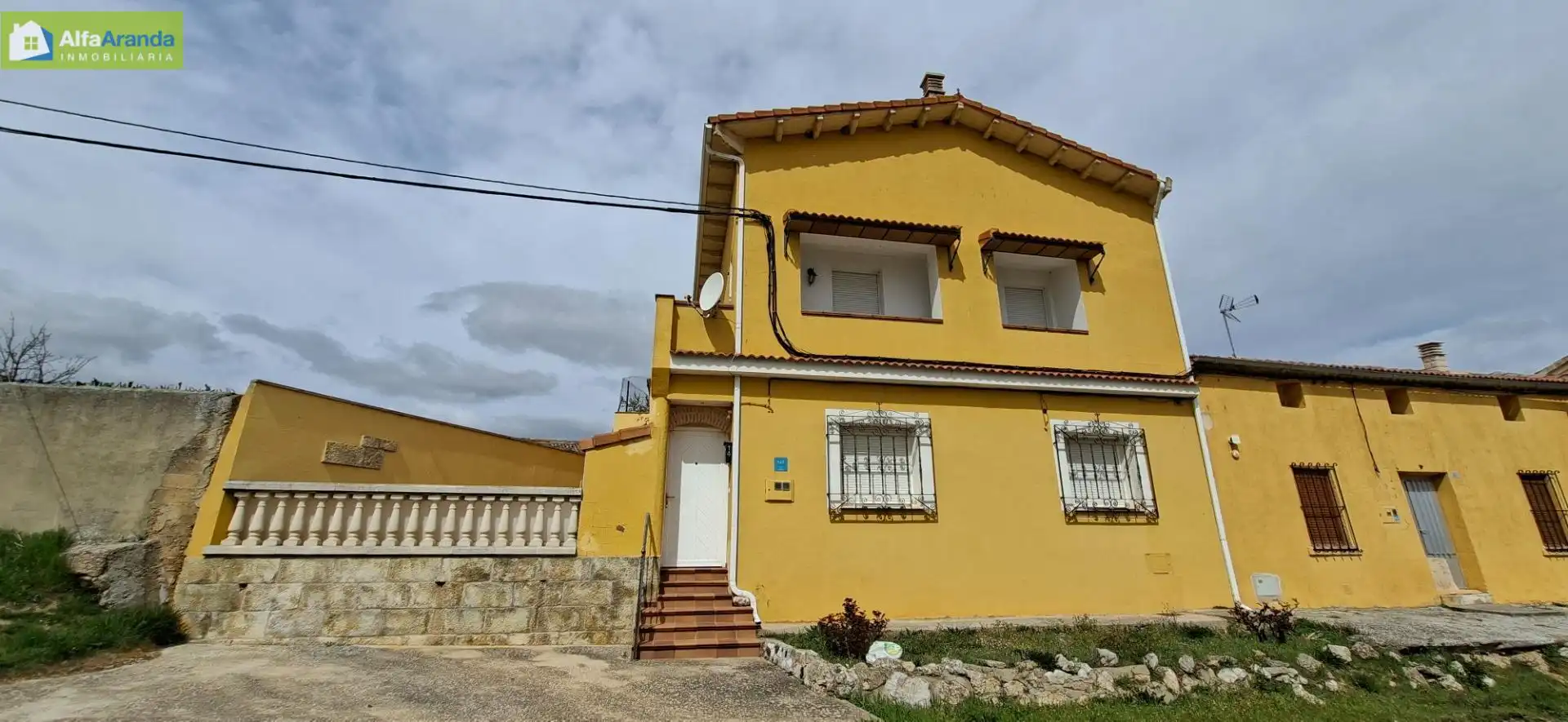 Vista exterior de Casa o xalet en venda en Anguix amb Calefacció, Terrassa i Traster