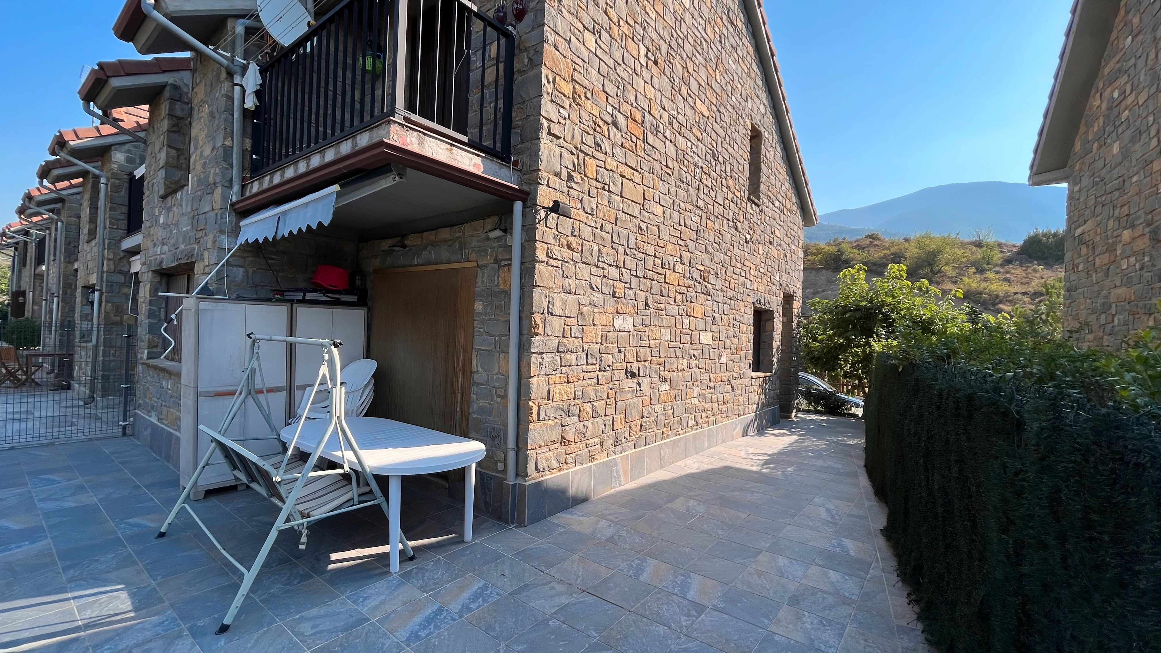 Exterior view of Single-family semi-detached for sale in Valle de Hecho  with Terrace and Furnished