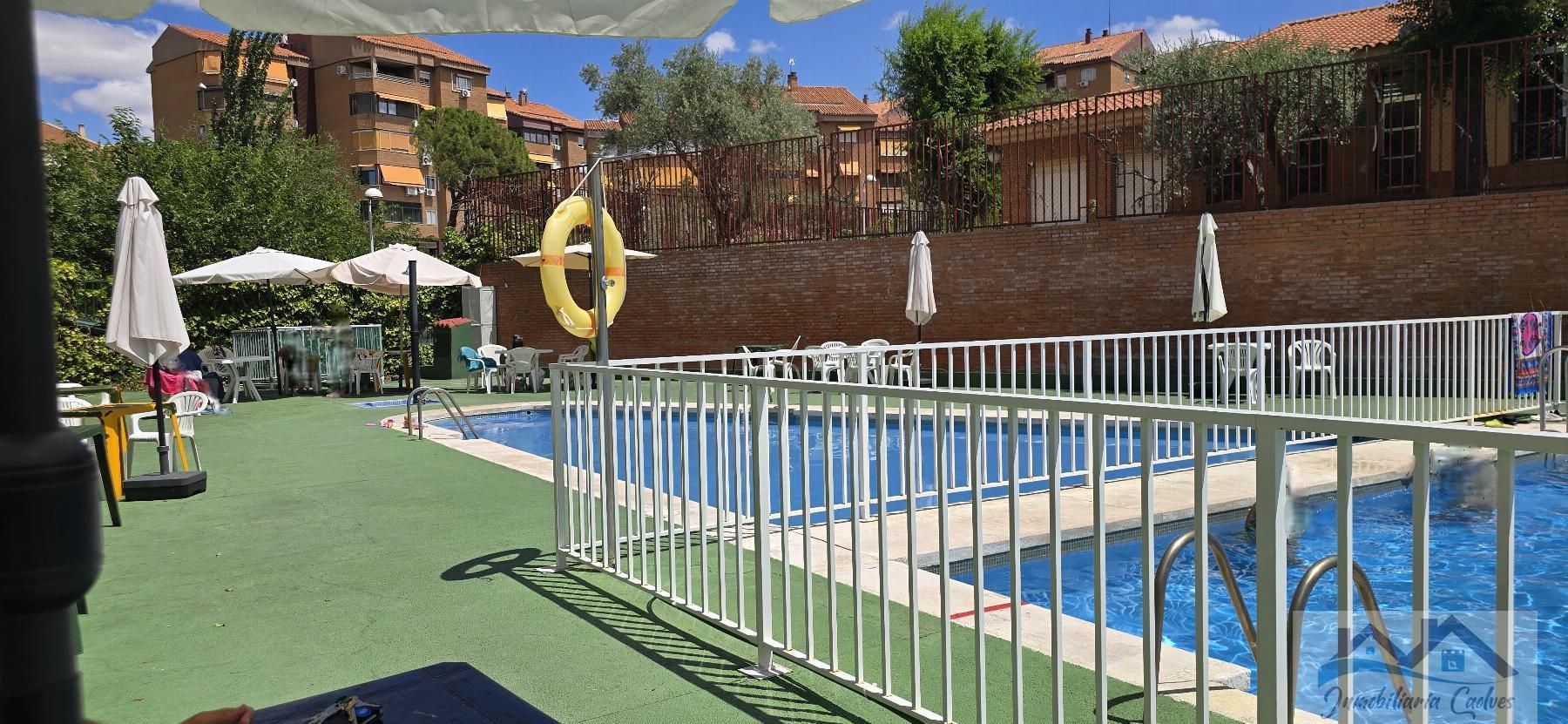 Piscina de Apartament en venda en  Toledo Capital amb Calefacció, Terrassa i Piscina comunitària