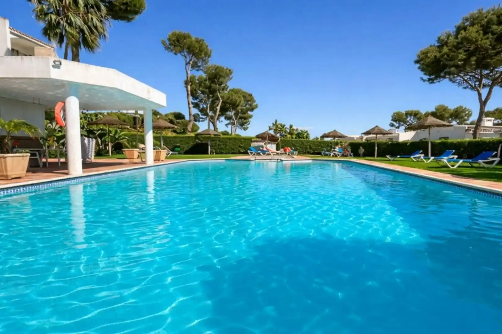 Schwimmbecken von Wohnung zum Verkauf in Mijas mit Klimaanlage, Privatgarten und Terrasse