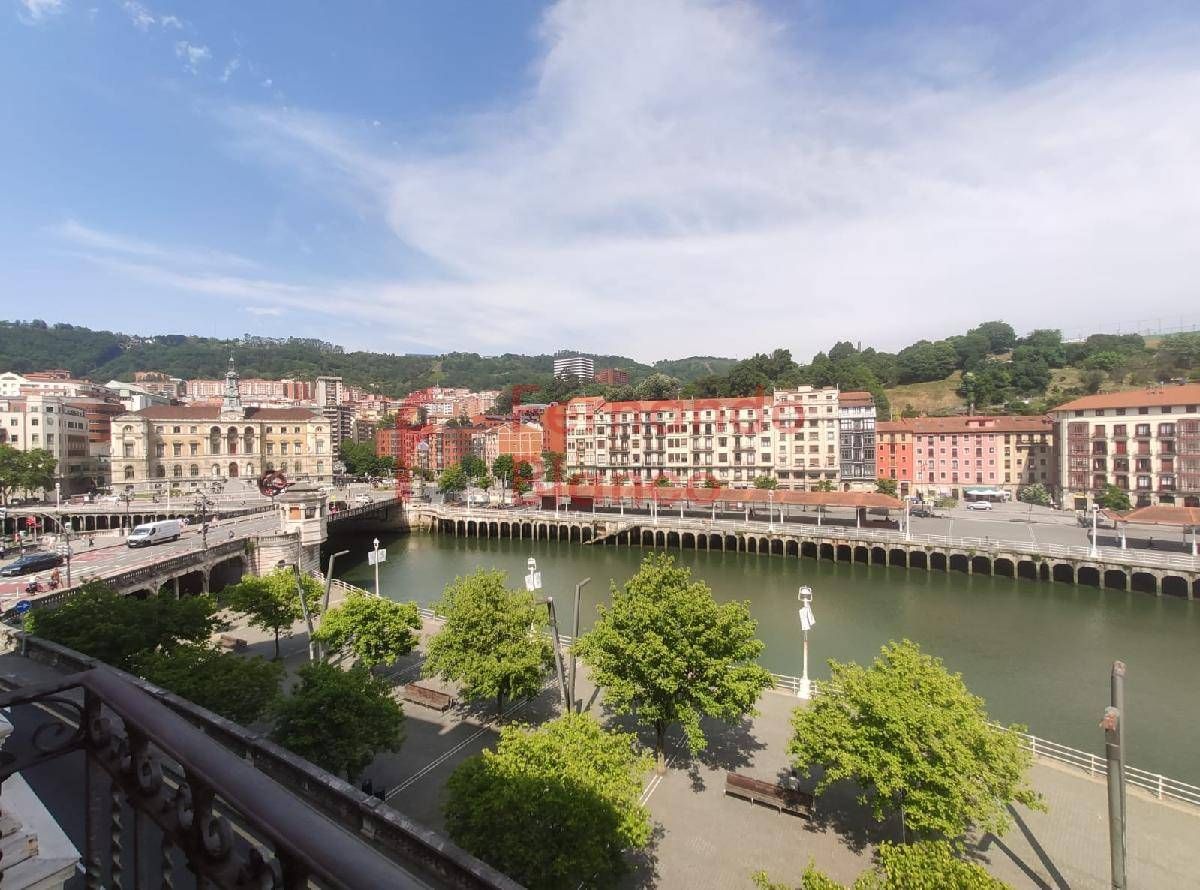 Vista exterior de Piso de alquiler en Bilbao  con Calefacción, Amueblado y Balcón