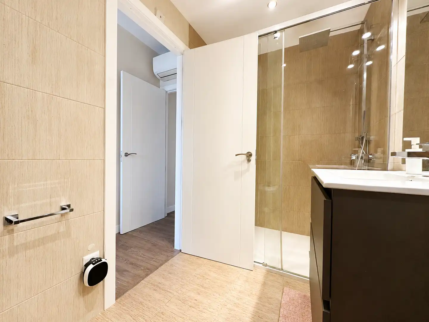 Badezimmer von Dachboden zum Verkauf in Arganda del Rey mit Klimaanlage, Heizung und Terrasse