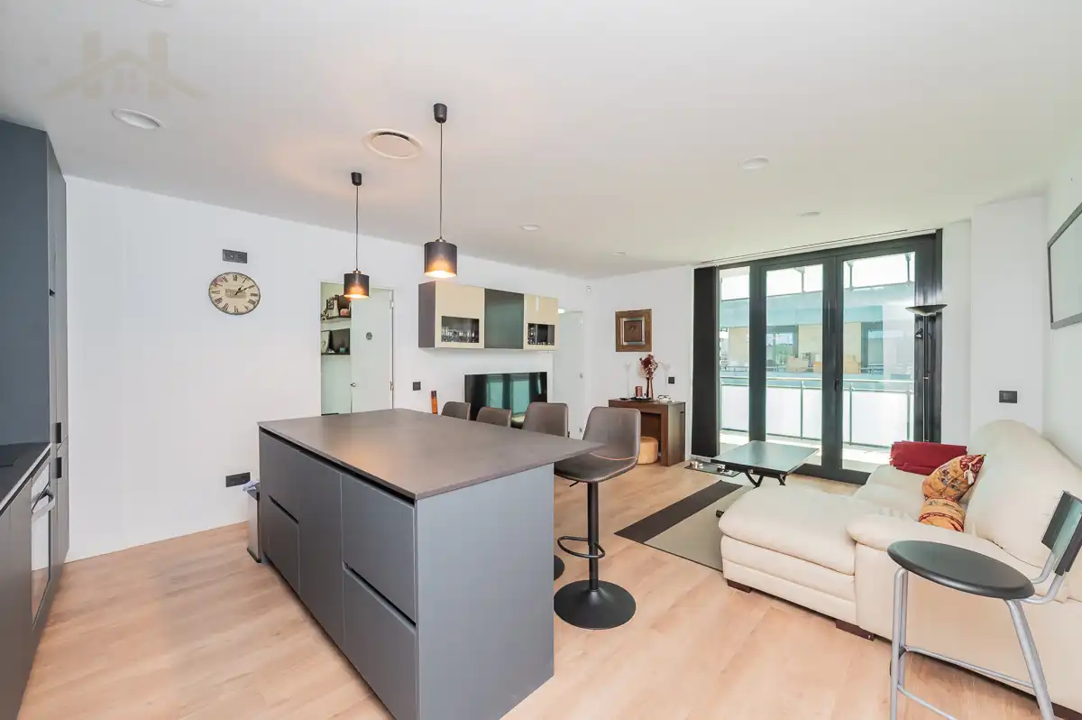 Sala d'estar de Loft en venda en San Sebastián de los Reyes amb Aire condicionat i Terrassa