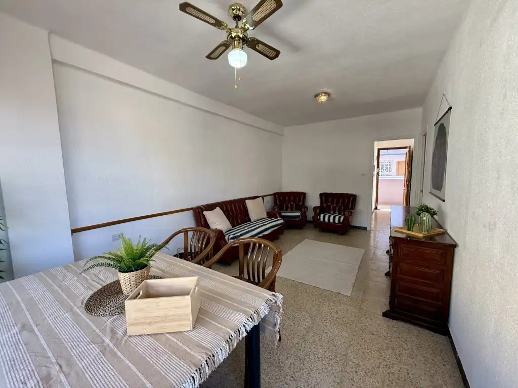 Wohnzimmer von Wohnung zum Verkauf in Benicasim / Benicàssim mit Waschmaschine und Balkon